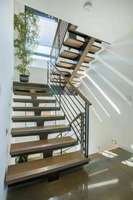 Escalier flottant sur mesure en bois massif pour villa, duplex, loft, style moderne, luxe léger, avec rampe en verre et marches en pierre frittée