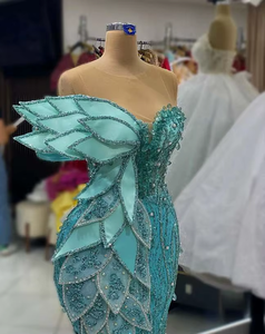 Vestido de Noche/Fiesta de Gala 2025 de Satén Ecológico con Cuello Alto Recto, Diseño Vintage, Adornado con Cuentas, Encaje, Cristales, Pedrería y Hojas - Product Image 2