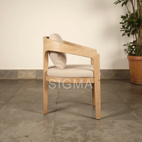 Fauteuil lounge moderne en teck avec accoudoirs courbes, structure en forme de C unique, canapé individuel avec coussin pour salon