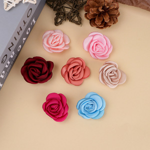 Broche de flor de rosa con borde quemado de 4.5 cm, de resina, accesorio para el cabello de mujer, regalo, corsage, joyería de moda - Product Image 1