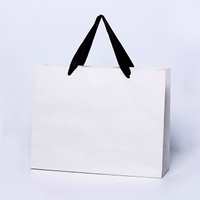 Sacs en papier couché recyclé et en papier kraft avec poignée longue et pelliculage décoratif pour bijoux, vin et vêtements