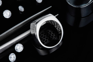 แหวนมอสซาไนต์ 4.024 กะรัต รุ่น Hop Statement ตัวเรือนเงินแท้ 925 ชุบแพลตตินัม ทรงบาแกตต์และทรงกลม สำหรับผู้ชายและผู้หญิง - Product Image 6