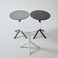 Table basse ronde en plastique léger et imperméable, table de repas extérieure durable en plastique pour les zones de repas en plein air