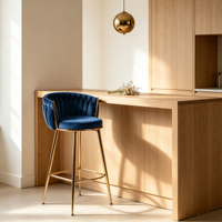 Tabouret de bar contemporain en cuir synthétique marron capitonné avec cadre en métal noir pour la maison, l'hôtel ou les intérieurs modernes.
