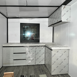 Maison conteneur en acier extensible moderne de 40 pieds avec toit en chevrons, cuisine, chambre et salle de bain préfabriquées – Appartement de grand-mère - Product Image 3