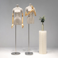 Maniquí de Exhibición de Ropa de Alta Calidad, Modelo Femenino de Madera Reuners con Cabeza y Brazos en Posición de Pie