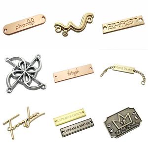 Étiquettes personnalisées en alliage de zinc pour lacets de chaussures, logo en <span class=keywords><strong>laiton</strong></span> antique, étiquette métallique à 2 trous pour vêtements, bikinis et sacs - Product Image 5