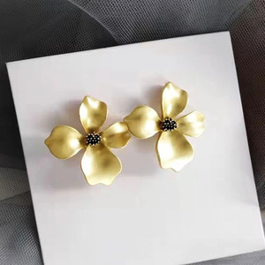Eleganti Orecchini a Perno a Forma di Giglio per Donne, Stile Forestale, Gioielli per Uso Quotidiano - Product Image 2