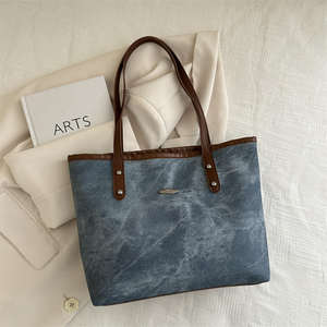 Sac à bandoulière grande capacité pour femme avec pendentif nuage, sac fourre-tout tendance pour femme - Product Image 4