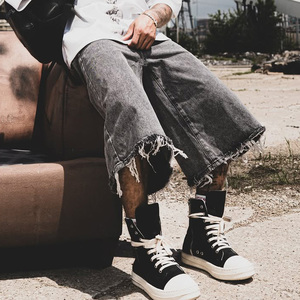 Pantalones <span class=keywords><strong>Cortos</strong></span> de Mezclilla para <span class=keywords><strong>Hombre</strong></span>, Estilo Streetwear, Personalizados, con Lavado Vintage, Logotipo en Relieve, Corte Holgado y Desgastado - Product Image 3