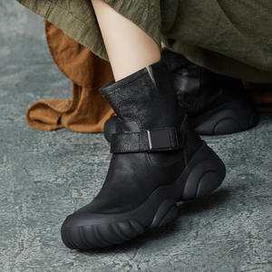 Nouvelles Bottes Rétro Montantes pour Femme en Cuir de Vachette Fait Main, Bout Rond, Imperméables, Antidérapantes, avec Embout en Acier et Plateforme, Idéales pour la Randonnée - Collection Automne Hiver - Product Image 3