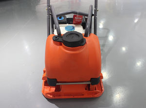 Compacteur à plaques diesel Lifan vibrant, couleur orange, avec poignée et composant moteur principal - Product Image 5