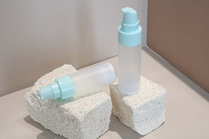 Bouteille sous vide carrée en PET PP givrée verte transparente <span class=keywords><strong>sans</strong></span> gaz pour le nettoyant facial et le conditionneur Emballage de forme carrée - Product Image 3