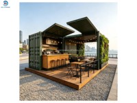 Café préfabriqué en conteneur d'acier avec portes battantes vert foncé, bar étanche, mur végétal, guirlandes lumineuses, sièges extérieurs, clé en main