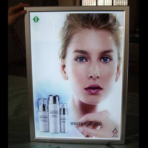 Cadre d'affichage publicitaire mural 27x40 en aluminium noir et argenté avec éclairage LED pour affiches de cinéma - Product Image 6