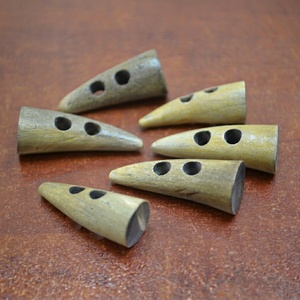 Botón de Cuerno de Búfalo Natural Pulido y Hecho a Mano con Cierre de Palanca para Ropa de Diseñador, Suéteres y Chaquetas - Product Image 1