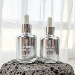 Elegantes Botellas <span class=keywords><strong>de</strong></span> Vidrio con Gotero <span class=keywords><strong>de</strong></span> 8ml/30ml/60ml/70ml con Tapa <span class=keywords><strong>de</strong></span> Rosca y Etiqueta Serigrafiada con Estampado Dorado para Envases <span class=keywords><strong>de</strong></span> Cosméticos <span class=keywords><strong>de</strong></span> Lujo - Product Image 1