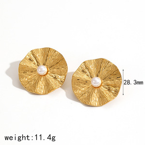 ต่างหูสแตนเลสสตีลประดับมุก ดีไซน์ดอกไม้ สำหรับผู้หญิง สวมใส่ได้ทุกวัน ชุบทอง 18K ลายดอกไม้เรขาคณิต - Product Image 5