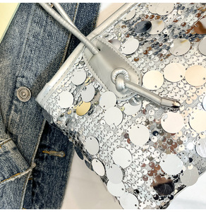 Sacs à main de luxe pour femmes Louis Vuitton, collection 2025, à sequins, avec fermeture éclair, pliables, deux poignées/bretelles - Product Image 6
