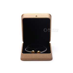 Caja de Embalaje de Joyería Blanca con Logotipo Personalizado, Caja de Regalo de Piel Sintética para Anillos y Collares - Product Image 6