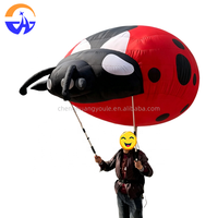 Costume de mascotte portable en forme de coccinelle gonflable en tissu Oxford avec ventilateur intégré pour défilés et parcs d'attractions