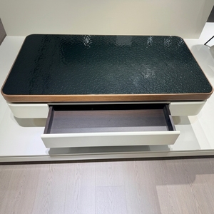 Table basse moderne en verre trempé ondulé, placage noyer <span class=keywords><strong>MDF</strong></span> avec tiroirs, pieds en acier inoxydable <span class=keywords><strong>plaqué</strong></span> titane – Vente en gros usine - Product Image 3