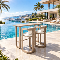 Ensemble de table de bar d'extérieur de luxe naturel, style bois, avec chaises de bar rembourrées pour villa, complexe hôtelier, bord de piscine, patio