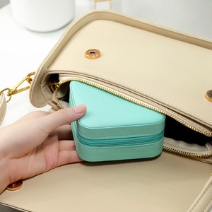 Mini Estuche de Joyería de Viaje, Caja Organizadora Portátil de Cuero PU con Cierre para Anillos, Aretes y Collares - Product Image 3