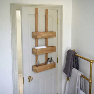 Organisateur de salle de bain moderne en teck massif à suspendre sur la porte avec trois étagères ouvertes, support de rangement gain de place pour accessoires de salle de bain - Product Image 1
