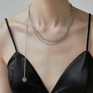 La nuova collana a doppio strato è semplice e di bell'aspetto, realizzata in acciaio inossidabile, versatile per le donne
