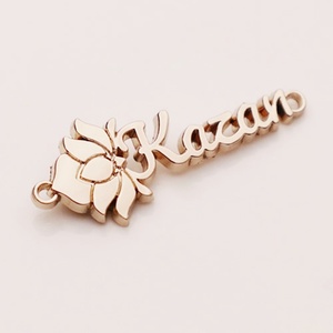 ป้ายโลหะติดเสื้อผ้าแบบกำหนดเองสำหรับฮิญาบ พร้อมโลโก้โลหะตามสั่ง - Product Image 3