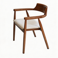 Chaise de salle à manger nordique en chêne massif avec dossier courbé et accoudoirs, et coussin en mousse haute densité amélioré, idéale pour les restaurants