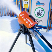 Les systèmes de fabrication de neige en intérieur sont utilisés pour construire des châteaux de neige, des maisons en neige, des mondes féériques et des mini-hüttes enneigées dans les stations de ski intérieures.