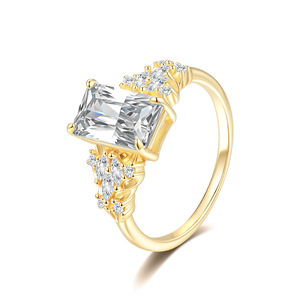 Anillo de Corona Vintage de Plata S925 de Dos Tonos con Moissanita Corte Esmeralda para Propuesta de Matrimonio, Regalo de Aniversario, Joyería - Product Image 1
