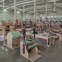 Chaise de Pilates Wunda en bois d'érable, la plus vendue par Highwind, pour exercices de Pilates et de yoga en studio