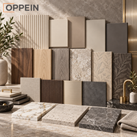 Îlot de cuisine moderne et luxueux sur mesure OPPEIN, armoire à panneaux cannelés beige avec éclairage LED pour projet de villa