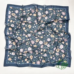 <span class=keywords><strong>Pañuelo</strong></span> Cuadrado Multiusos con Estampado Floral <span class=keywords><strong>de</strong></span> Enredaderas, Borde Ondulado Festoneado, <span class=keywords><strong>Pañuelo</strong></span> para la Cabeza, Decoración para Bolsos, Bandana para Salidas Diarias - Product Image 4