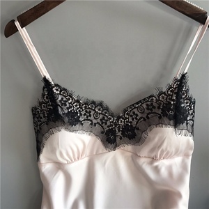 Completo <span class=keywords><strong>Pigiama</strong></span> <span class=keywords><strong>Corto</strong></span> da Donna in Raso e <span class=keywords><strong>Pizzo</strong></span>, 2 Pezzi, con Canotta e Pantaloncini in Seta - Product Image 5