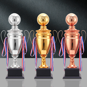 Chine Football Trophée Usine Métal Artisanat Sport Champion Équipe Prix Trophée Souvenir DIY Boule Forme Cap Trophée Tasses en Stock - Product Image 1