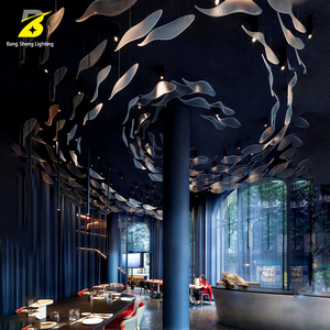 Grande composition LED suspendue en forme de poisson - Décoration de plafond sculpturale artisanale pour restaurants et halls commerciaux - Product Image 4