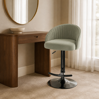 Tabouret de bar pivotant Sage en velours, dossier cannelé, hauteur réglable, base circulaire noire, repose-pieds, style lounge