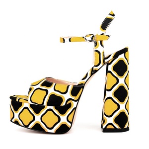 Sandales à talons épais et plateforme haute pour femmes, taille 45, imprimé floral, dessus en soie, chaussures habillées pour femmes, logo personnalisé - Product Image 1