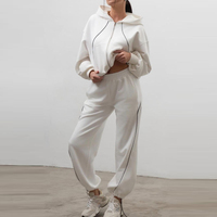 Ensemble de survêtement de luxe personnalisé OEM pour femme : sweat à capuche zippé et pantalon de jogging coupe ample avec lignes contrastées