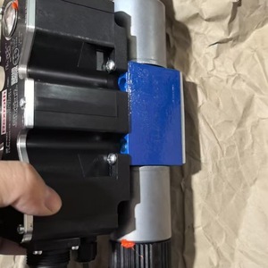 Vanne proportionnelle Rexroth 4WREQ6Q5-08-24V00-24PA63, électromagnétique bidirectionnelle à double action, norme allemande - Product Image 2
