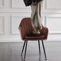 Fauteuil moderne en velours beige avec pieds en métal doré Coussin confortable pour le salon et la salle à manger au restaurant ou à l'hôtel