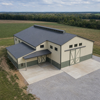 Grange à grains aérienne avec ventilation par pignon, portes coulissantes multiples, entrée couverte et accès au courrier