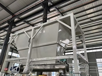 Machine de pesage, de remplissage, de scellage et d'emballage semi-automatique pour matériaux d'étanchéité à l'asphalte froid de 5 kg, 15 kg, 25 kg et 50 kg