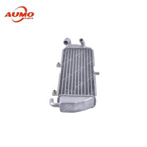 AUMO Pièces de moteur de <span class=keywords><strong>scooter</strong></span> de qualité supérieure Système de refroidissement Radiateur 2ADE24600000 MBK MACH G JOG RR 2001-2015 YAMAHA Boîtier argenté - Product Image 2
