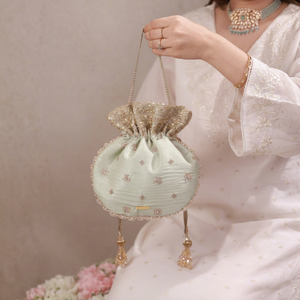 Sac à main Potli artisanal pas cher pour femmes, design floral, broderie élégante, matière en soie, pour Diwali, mariage - Product Image 1