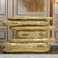 Table console Stonehenge moderne pour salon, plateau en marbre doré de luxe, base en laiton martelé poli, pour entrée d'hôtel ou de villa